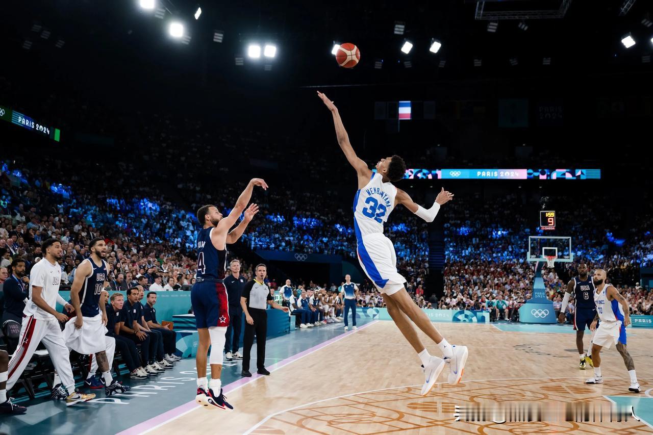 这一幕看着似曾相识！
让人回忆起巴黎奥运会库里的三分神迹
还是迎着文班亚马的防守