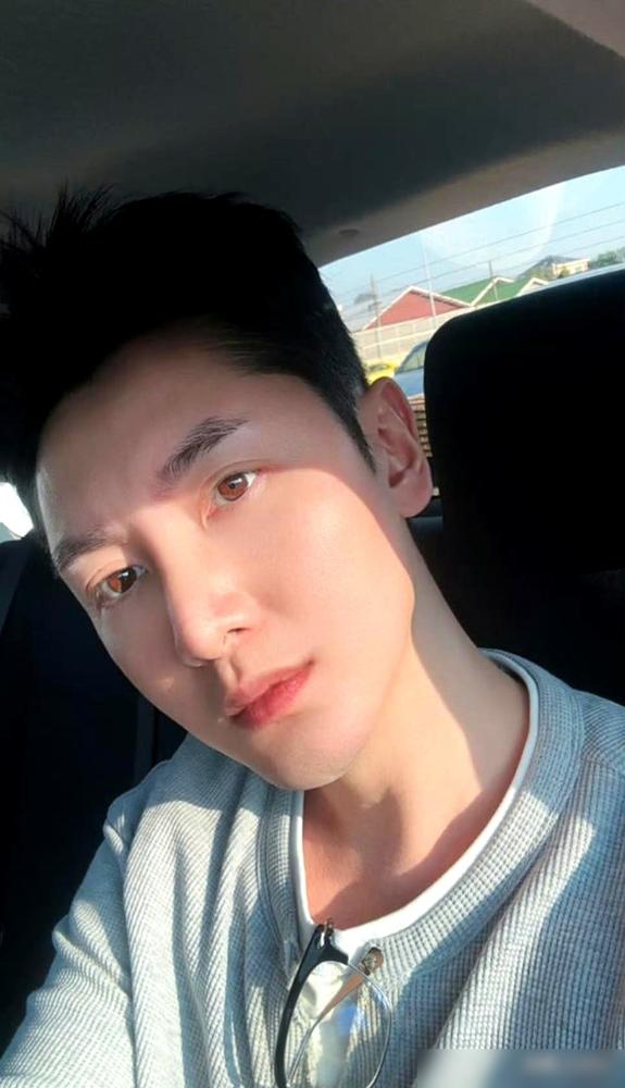 张杰那句我是单身刚发出来，老熟人向鼎直接把二十年前的时间线狠狠砸在桌上，前女友段