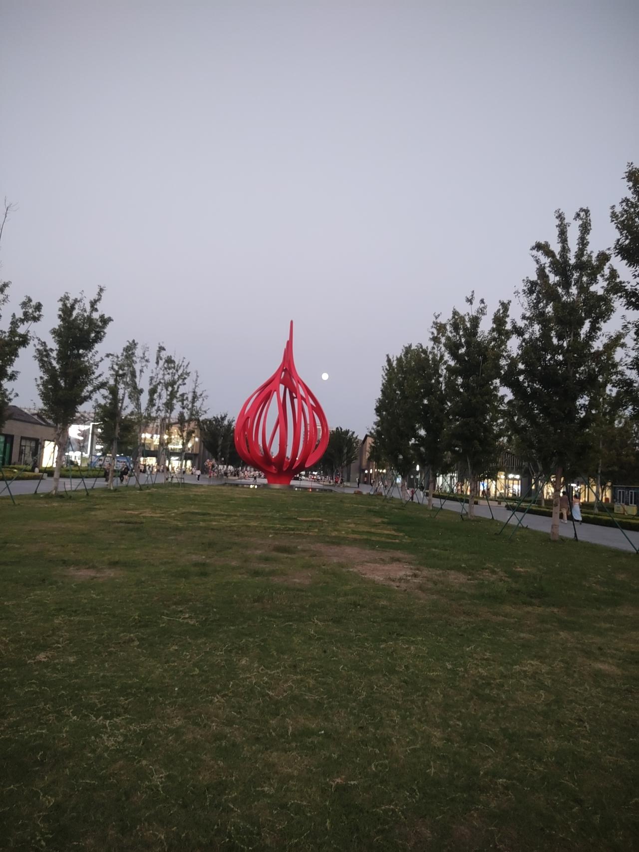 绝句•乙已中秋月

明月初照他乡地，
举头方觉身是客。
人生好似在旅途，
时光作