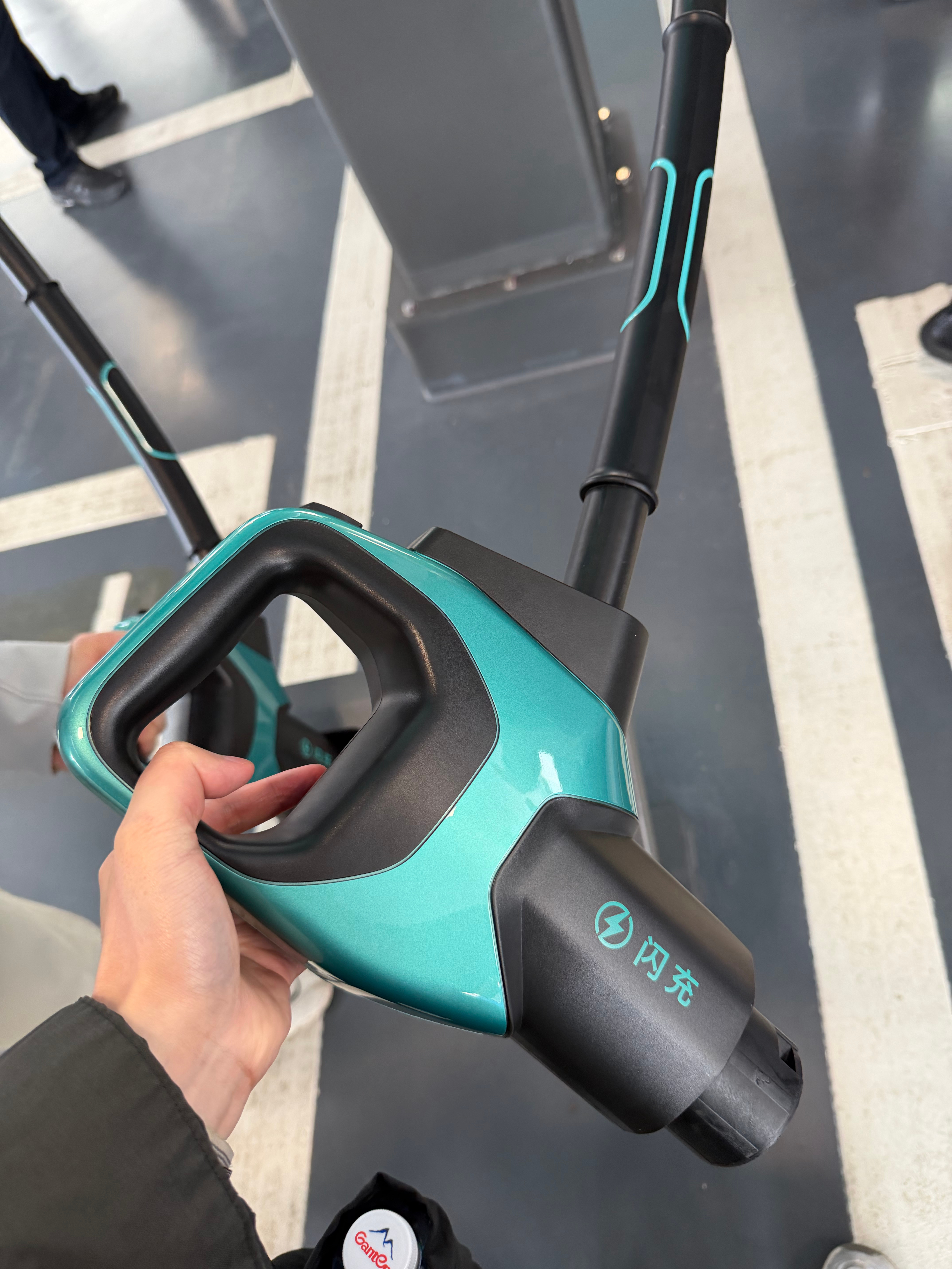 比亚迪的闪充头是真的轻便，轻轻一拉就能拉动，毫不费劲，比常见的“大蟒蛇”充电头好