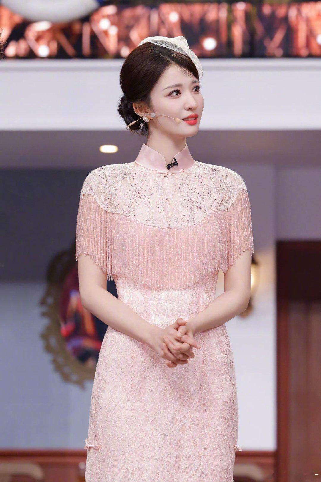 王楚然真人美貌冲击力比屏幕还强 王楚然舒展大方的浓颜镜头都装不下的美貌！真人头肩