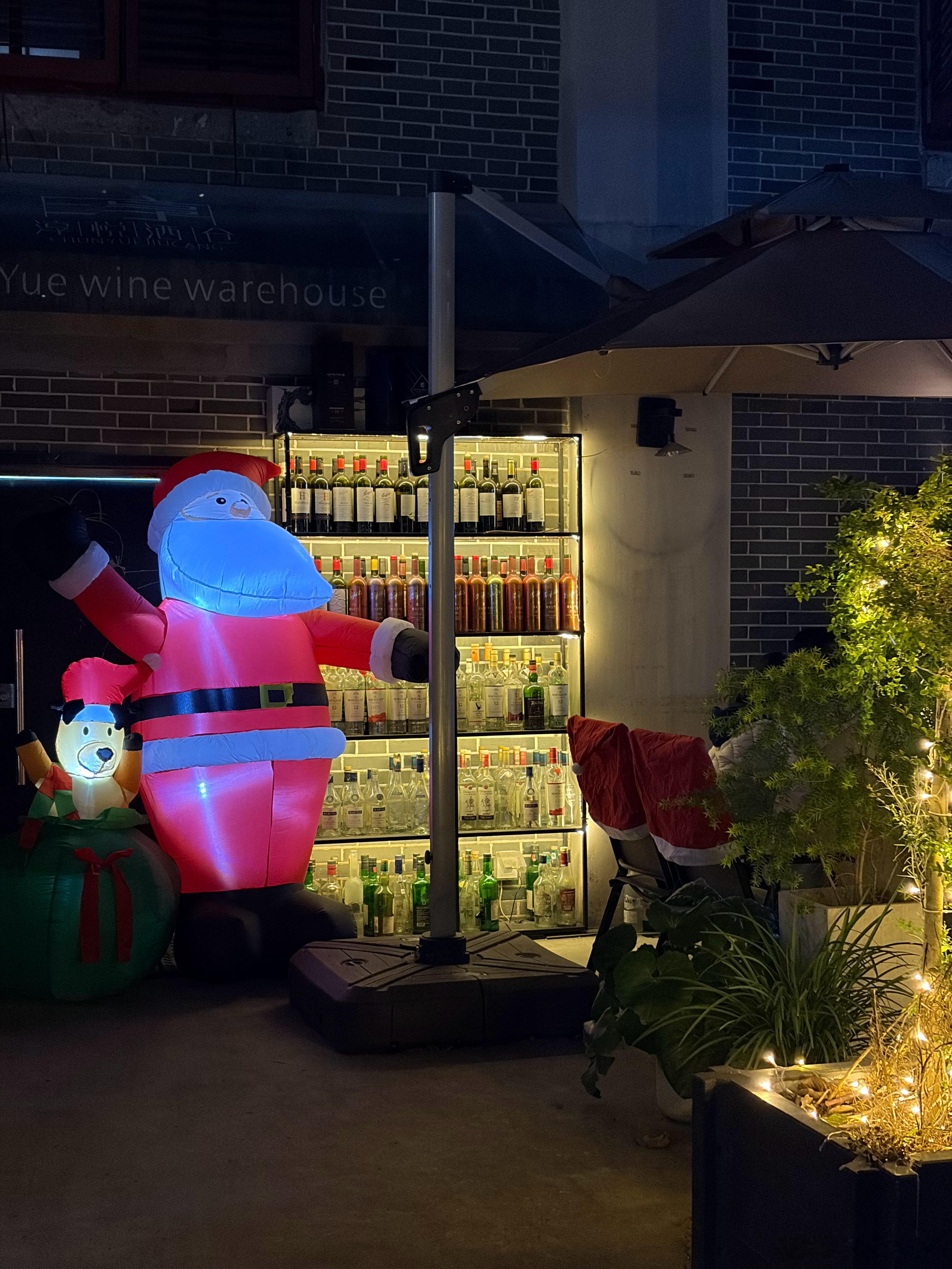 在酒吧搞两杯 喝饿了 再来点主食 