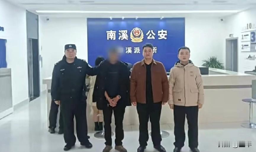 酒瘾太大，南溪一男子跑到超市去偷茅台喝，这哈安逸喽，进去把三三二好好喝个够。
