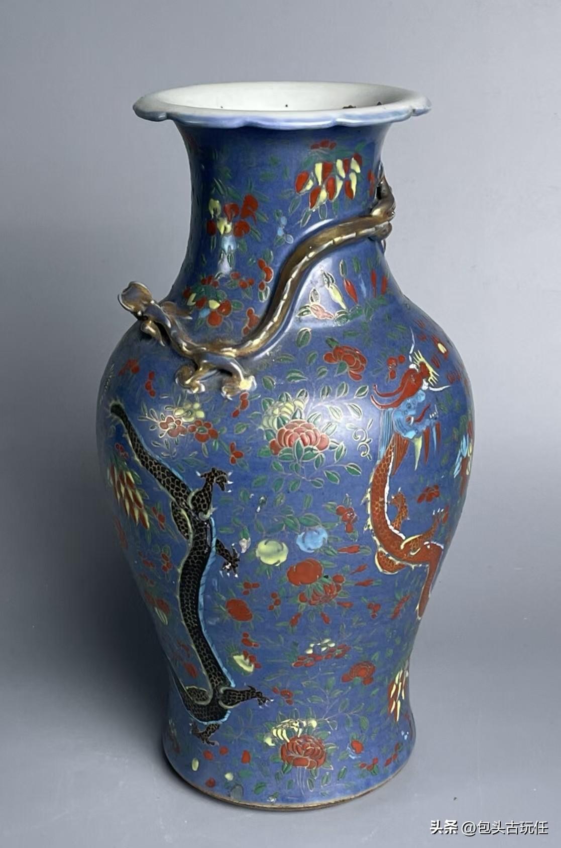 龙凤穿花：清代洒蓝地粉彩堆塑螭龙花口观音瓶尊

花口外翻，束颈，鼓腹，收底。三十