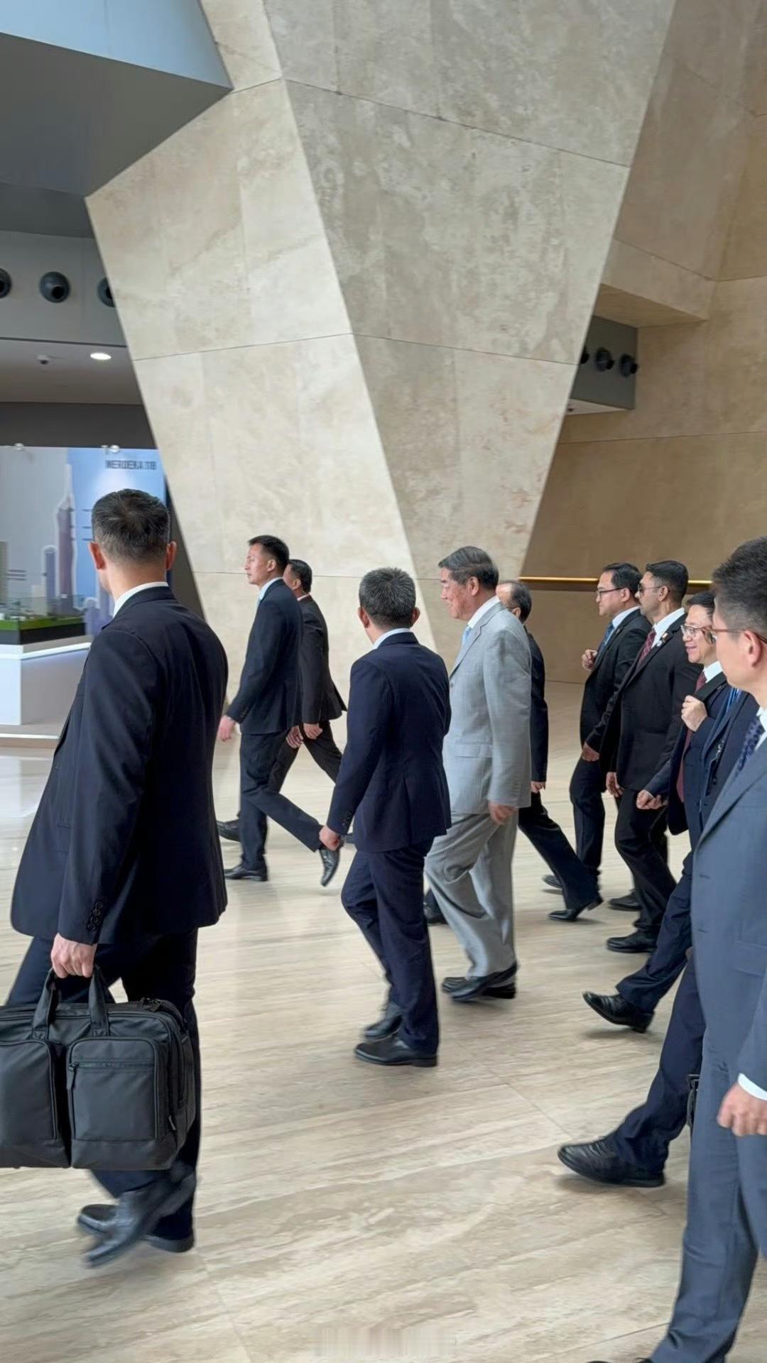 上午会谈结束，代表团走出会场！