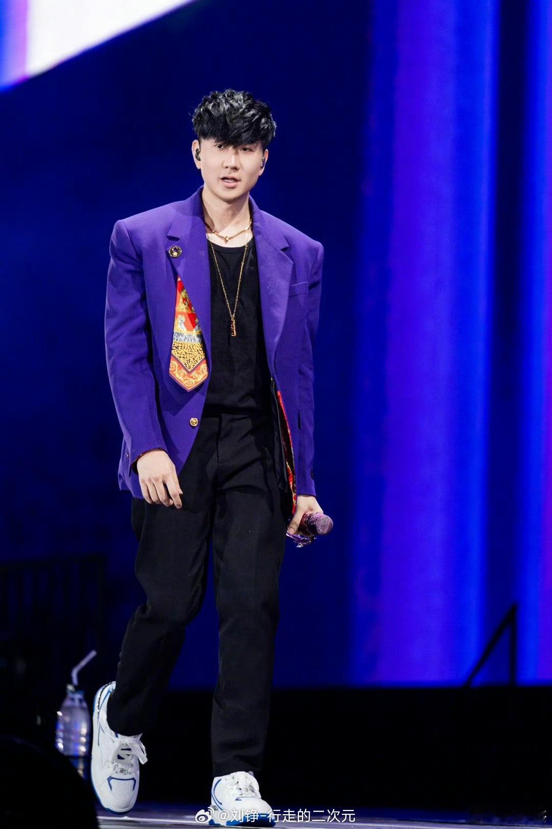 林俊杰心脏 在鸟巢演唱会最后一场透露去年4月被诊断出心脏出了问题，每天要靠药物控