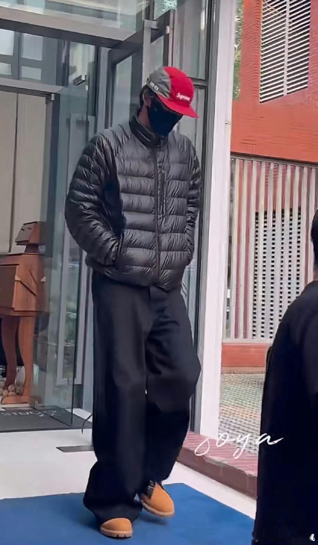 刘耀文穿羽绒服了刘耀文咋穿羽绒服了 刘耀文咋穿羽绒服了，已经开始过冬天了吗 