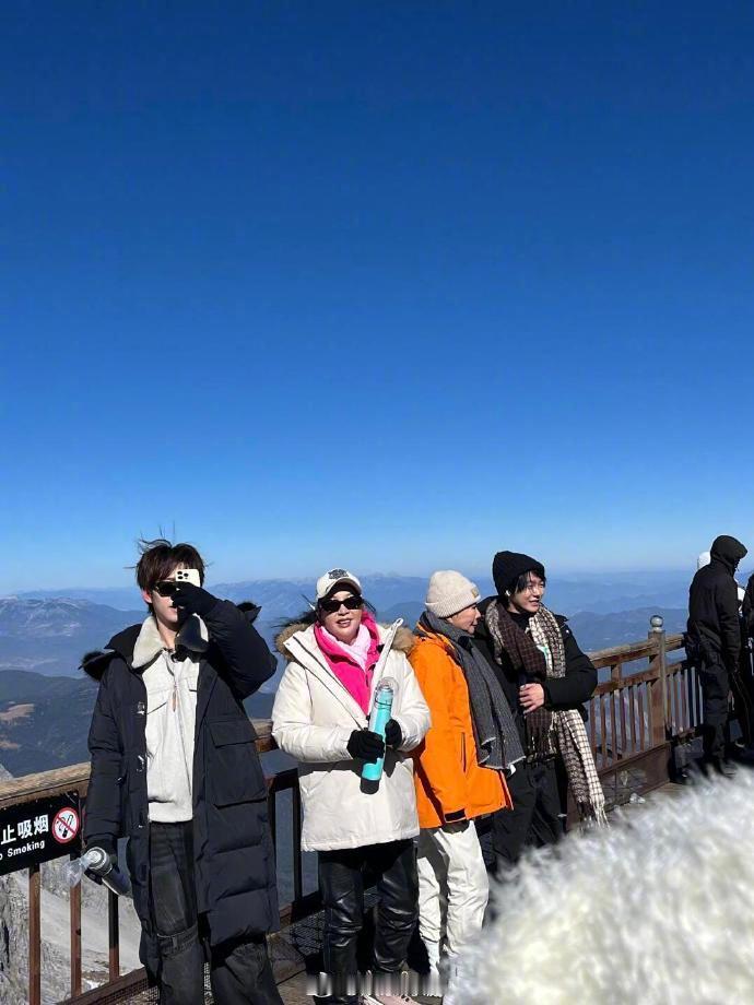 偶遇刘晓庆蔡明贺峻霖爬山  偶遇蔡明吸氧爬山  网友偶遇刘晓庆、蔡明、贺峻霖、牛