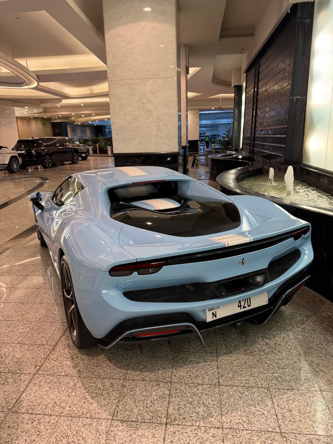 路边偶遇Ferrari 296 GTB，这也太好看了吧绝美车片