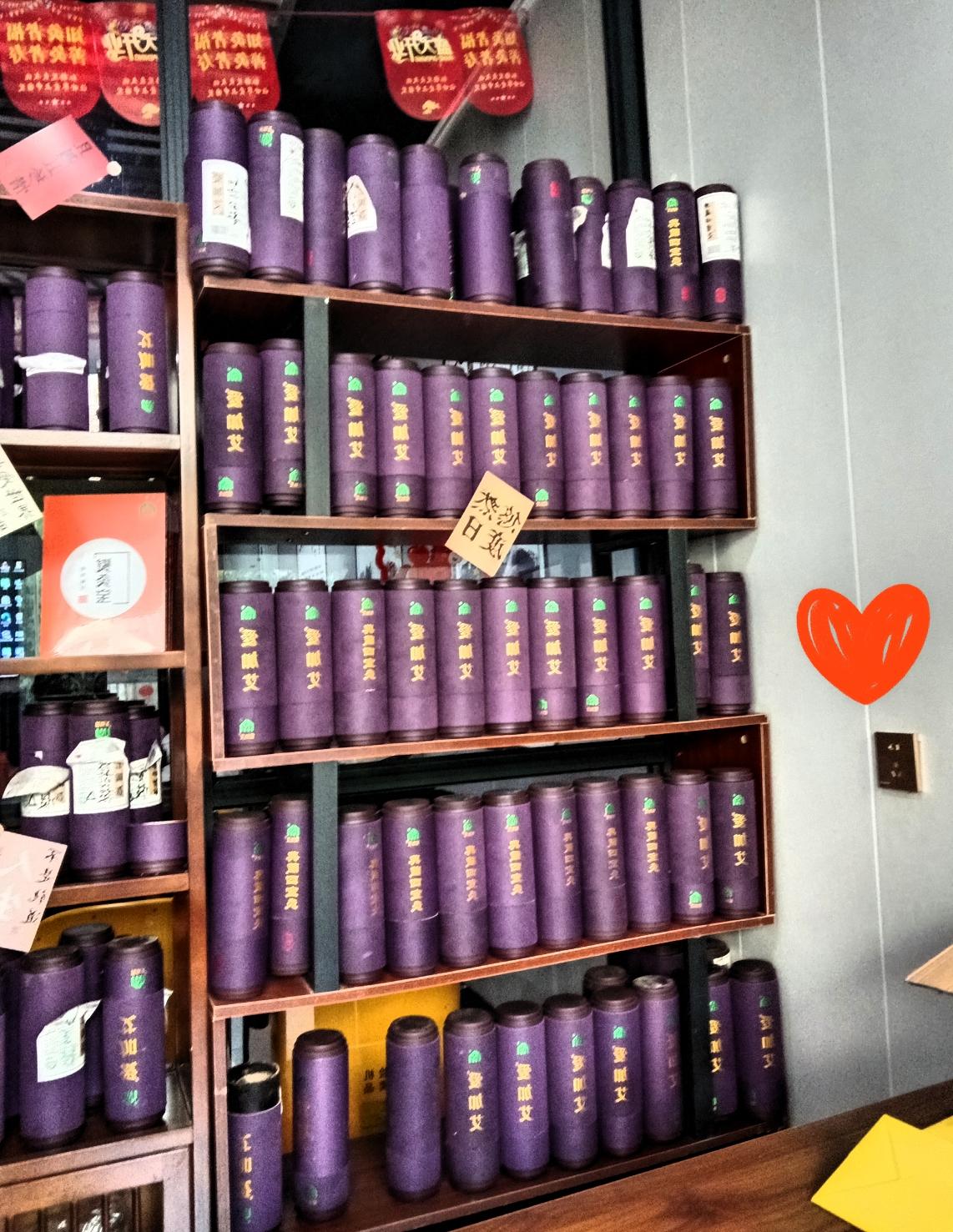 艾灸是最好养生！
 
家人们，你们看这一架子的艾灸筒，是不是看着就特别有安全感？