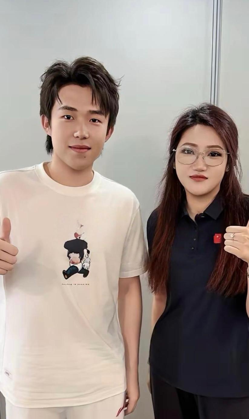遇上亲嫂子，王楚钦这下不用背手了
都说王队合影习惯性背手，仪式感直接拉得足足的。