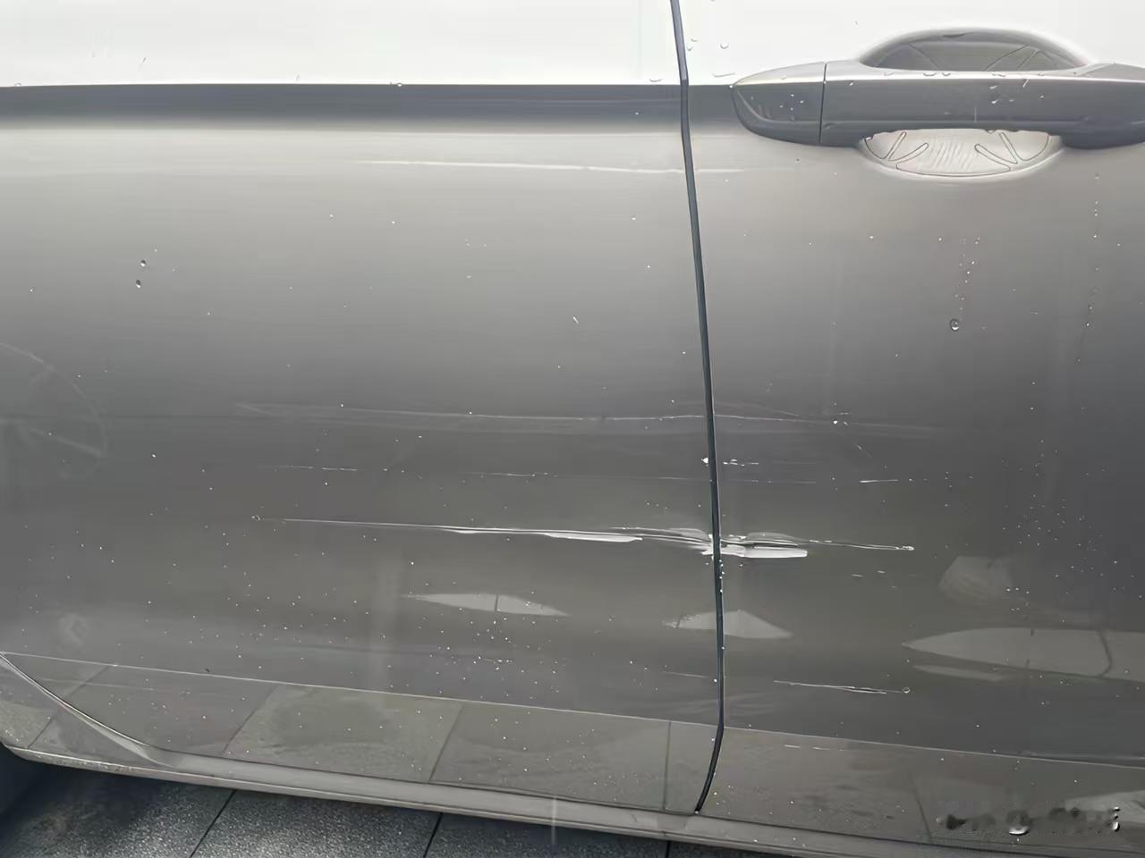 深蓝S07被磕碰了这一点，对方就索要1500元，要不要赔给他？
我哥们最近就遇到