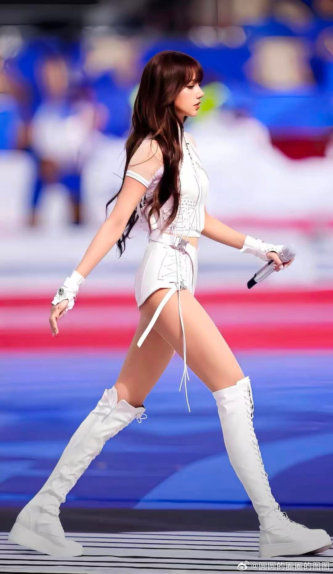 Lisa腿长有两双高筒靴的长度Lisa的腿长 我女这个比例谁比得过。 