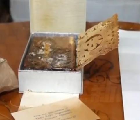 过期的蛋糕也有人买？中国买家花2.6万元买下一块77年前的蛋糕！
这块发霉的蛋糕