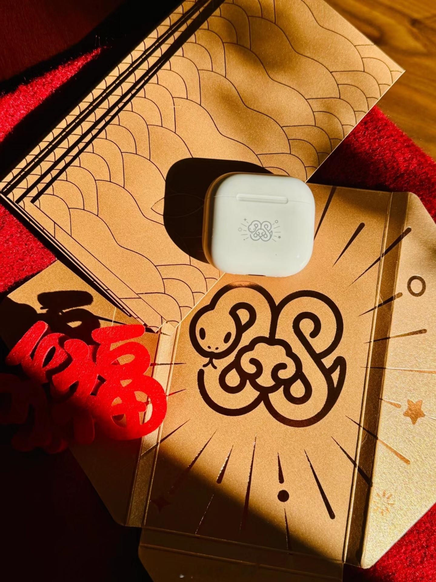 苹果推出AirPods4蛇年特别款 库克真的很懂我们中国的传统文化，蛇年限定款又