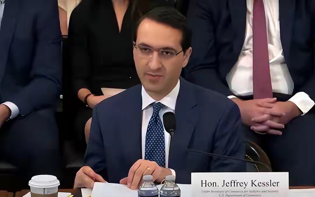 美国商务部：在美国的制裁下，中国休想制造出数量庞大的AI芯片。 