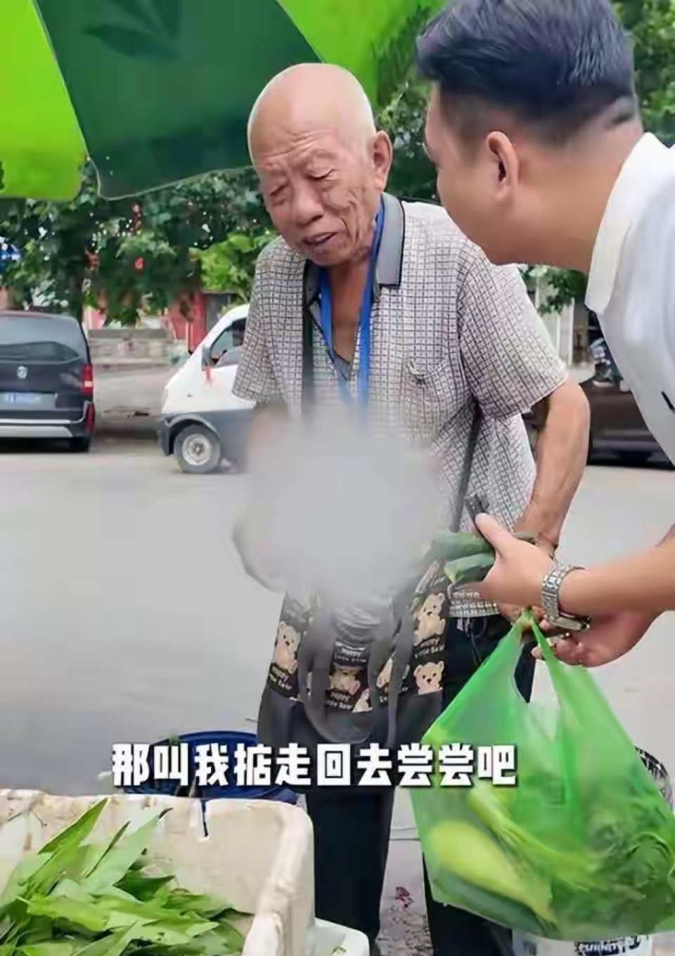 痛心！博主买光老农民的菜，还带其下馆子，分别后老人竟意外离世 