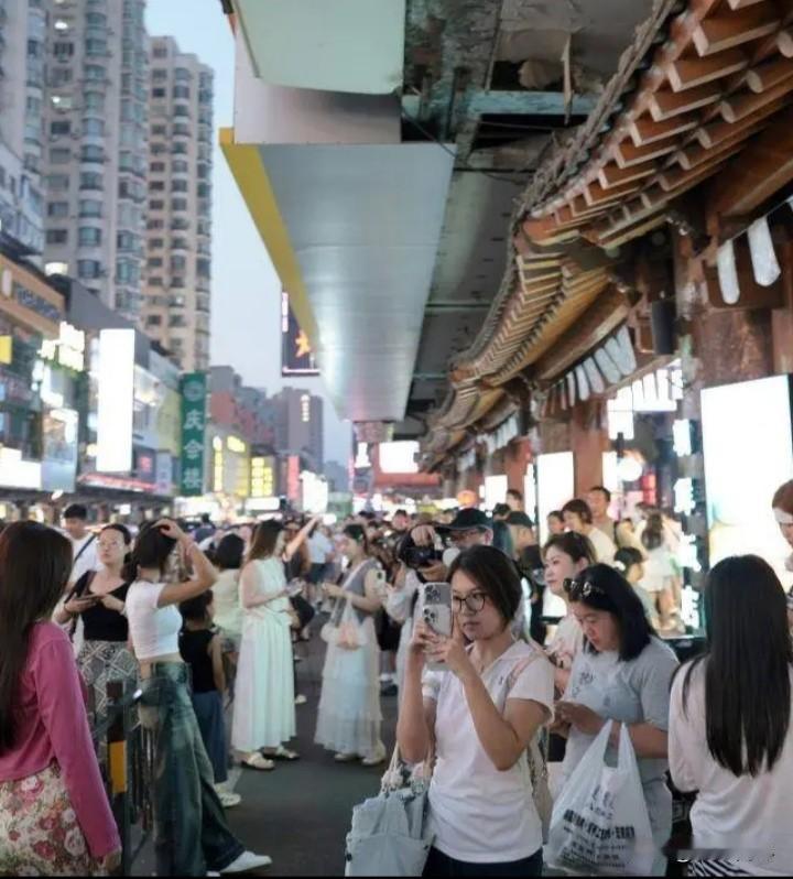 沈阳繁华程度远超东北其他城市
不用中街太原街……请战
就是沈阳西塔
客流量远超其