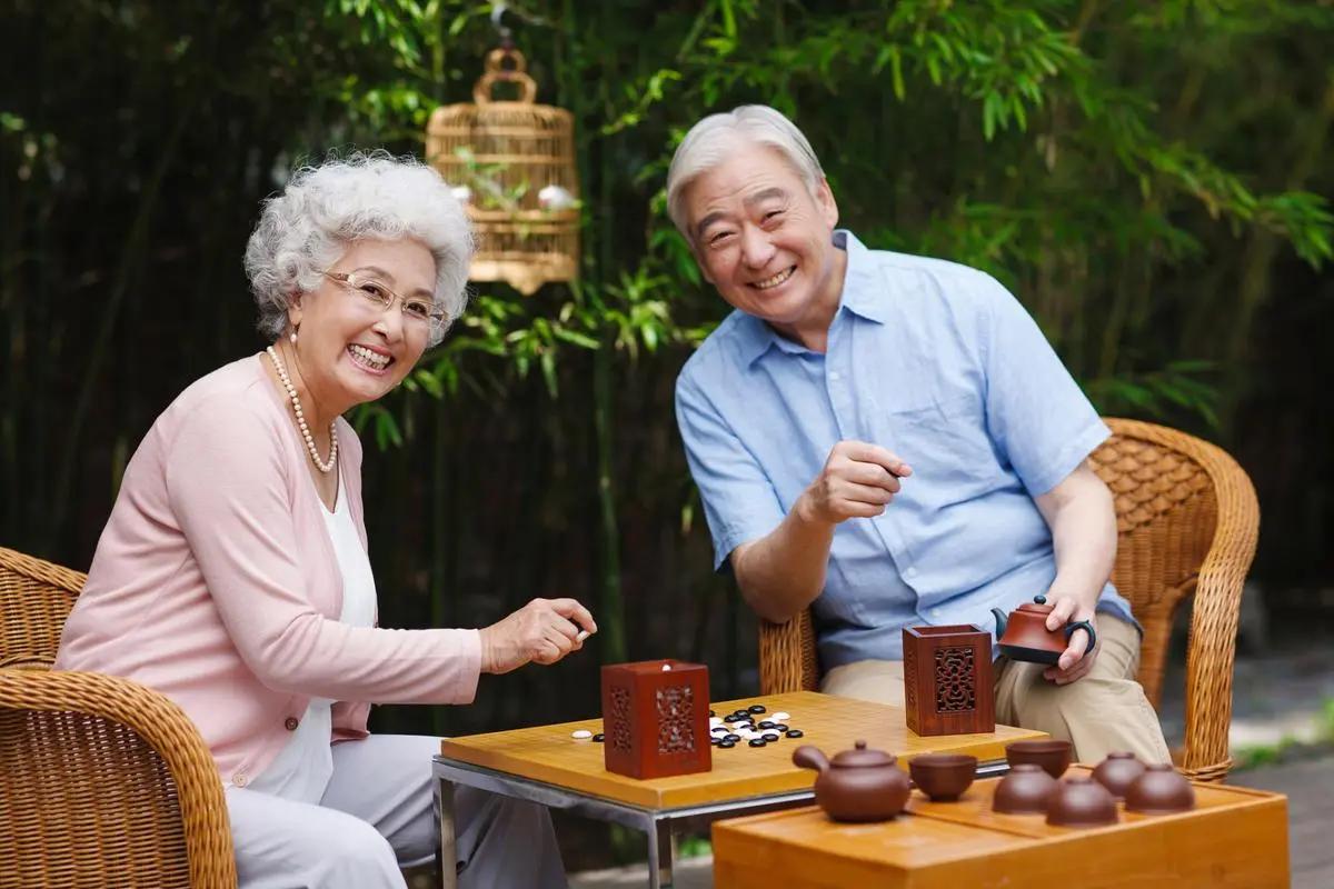 人老不要太多言，
家庭琐事本就烦，
你若再来插两句，
锅碗瓢盆事没完。