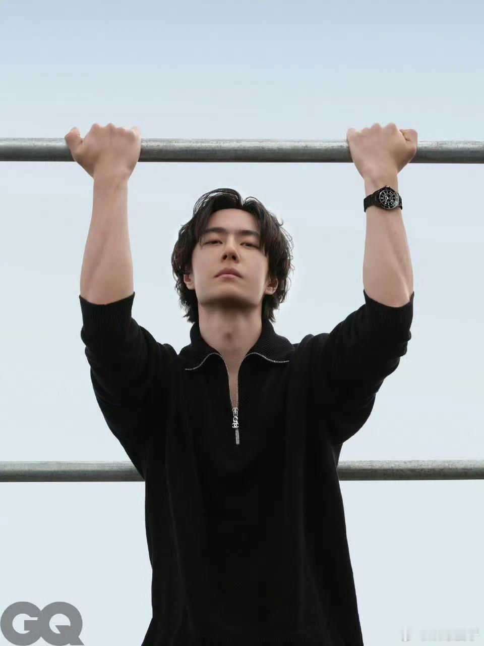 这么瘦瘦薄薄的一片人，手臂上的肌肉着实惊到我了，王一博才是真真正正的穿衣显瘦，脱