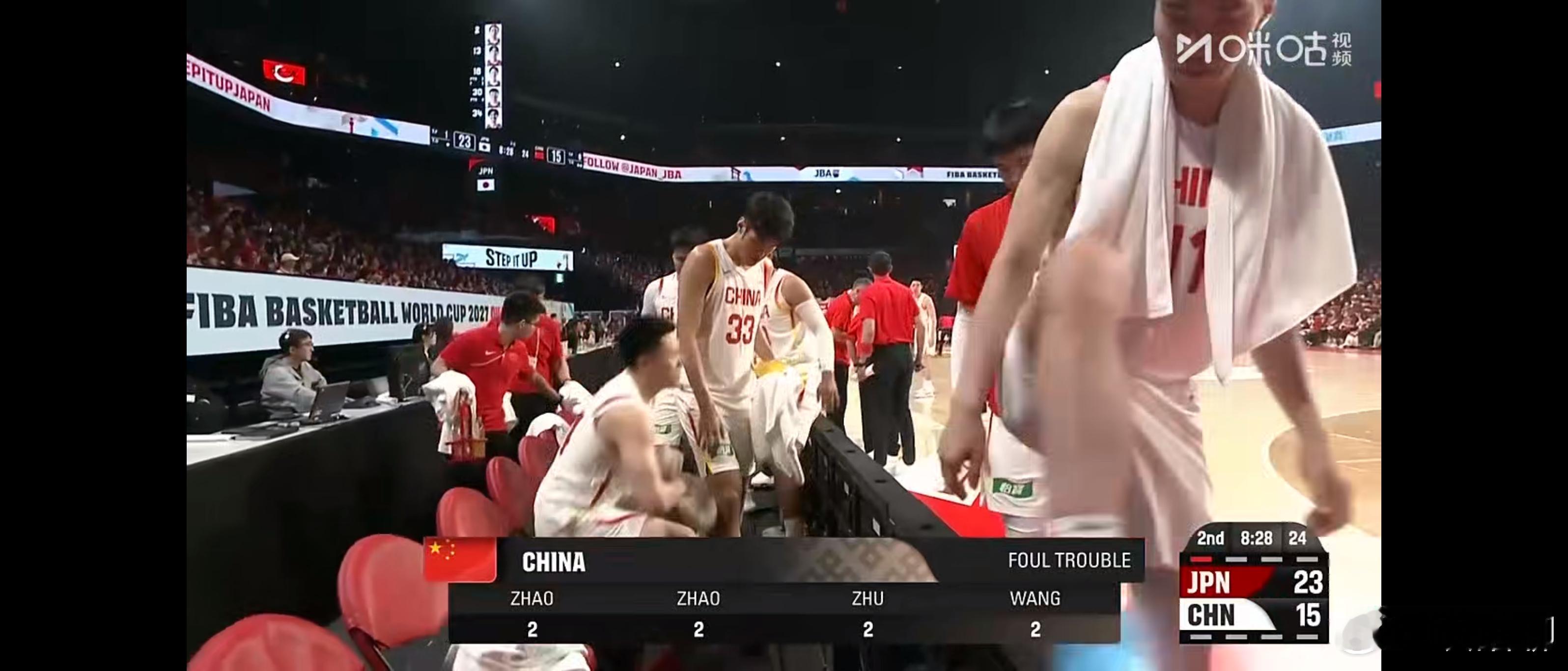 中国男篮对阵日本背水一战第二节还有8分钟，4个人两犯规