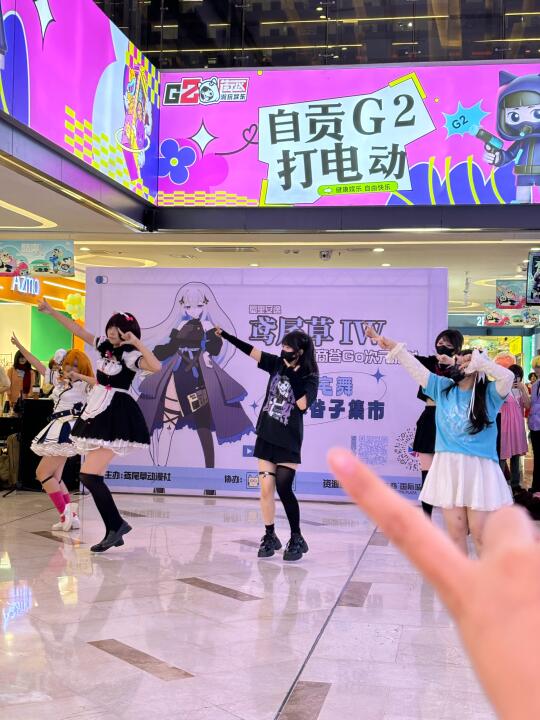 路过华商发现这里在大跳宅舞！还有……
