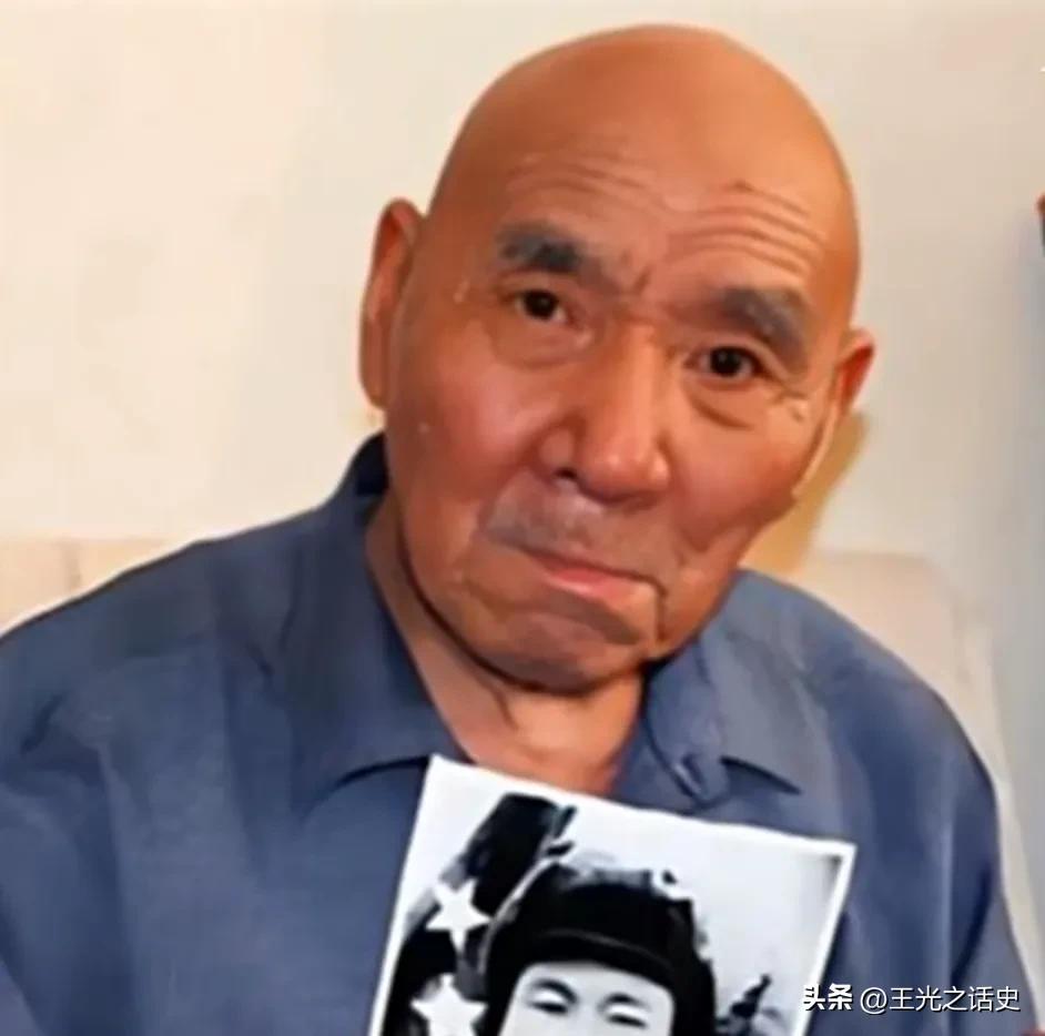 毛主席为他改名
1953年，朝鲜战争结束，毛主席接见战斗英雄队列。其中有一位20