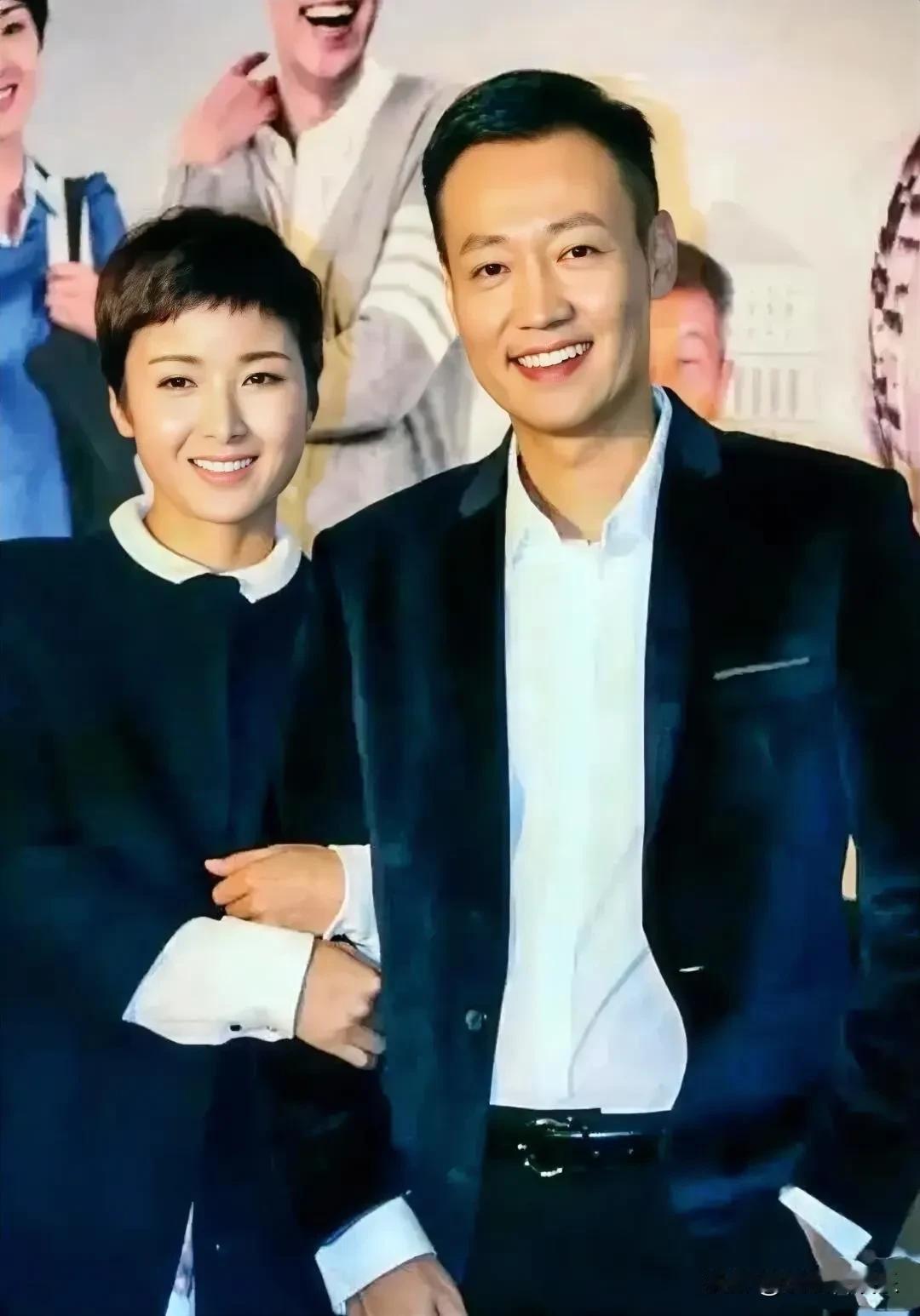 右边是朱媛媛icon老公辛柏青icon，左边女生是谁？穿着黑色外套搭配白色内搭，