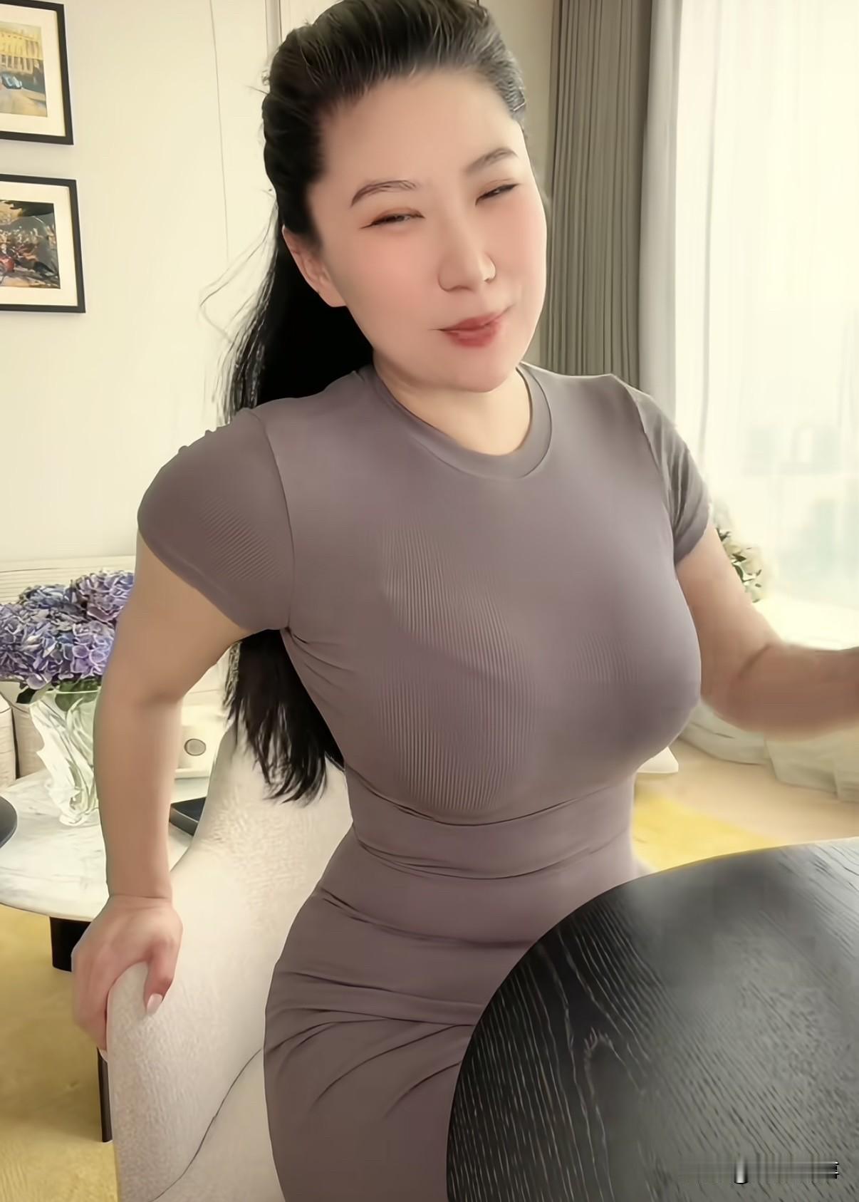 CoCo说，我对我的身材很自信，你们都在看世界杯，而我就是世界杯，CoCo的身材