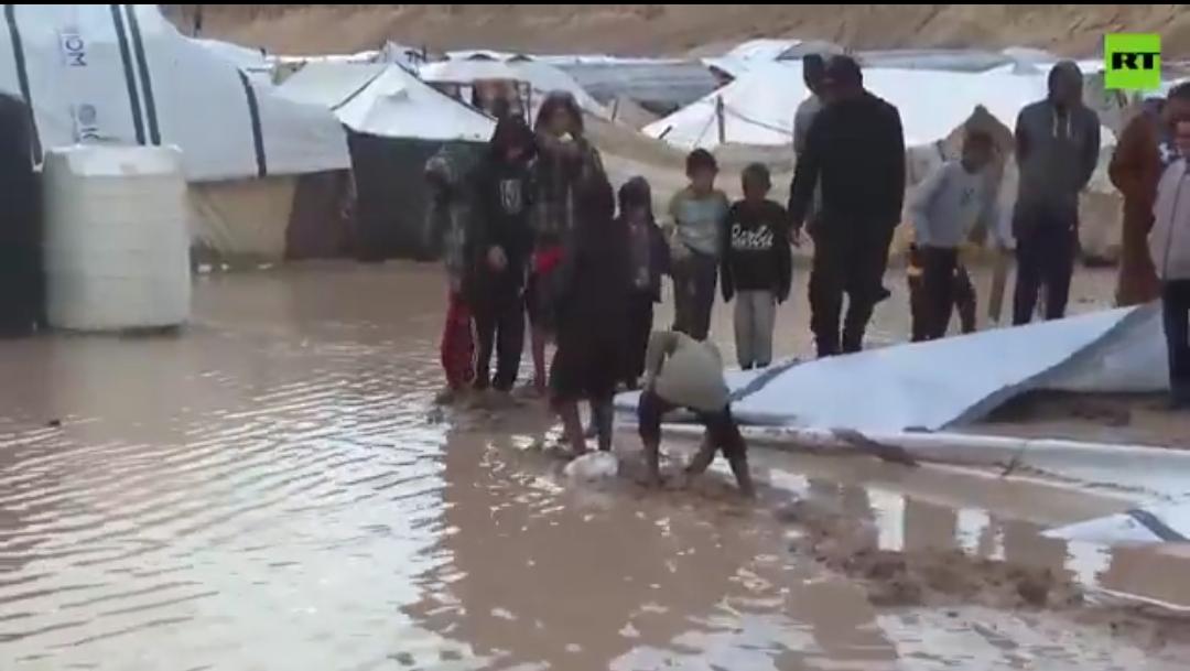 新闻快讯——汗尤尼斯位于加沙地带南部，是巴以冲突中人口大量涌入的避难区域。
 