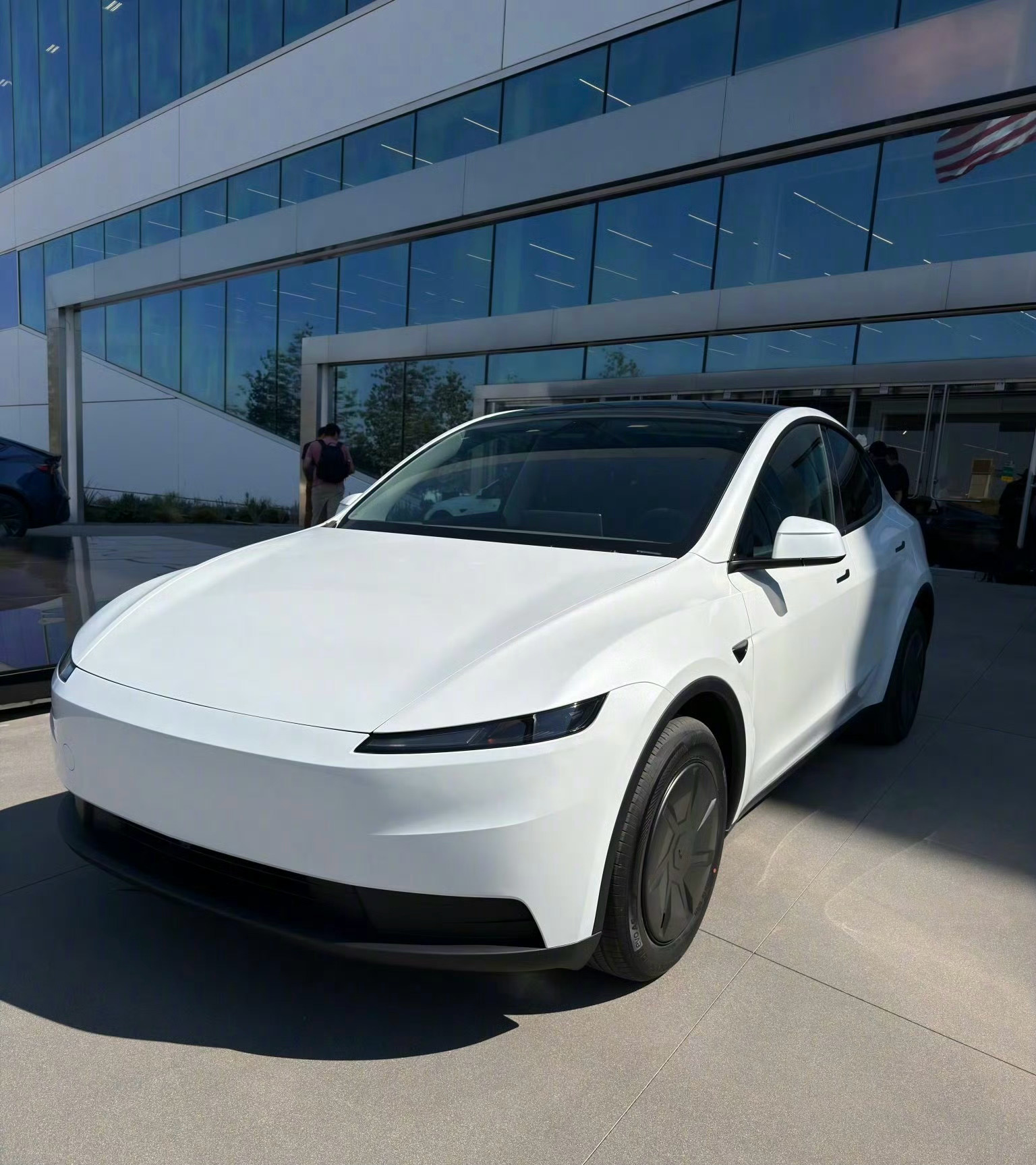 23万的廉价版特斯拉Model Y，毛坯房进一步减配，就这还要卖二十多万，这跟国
