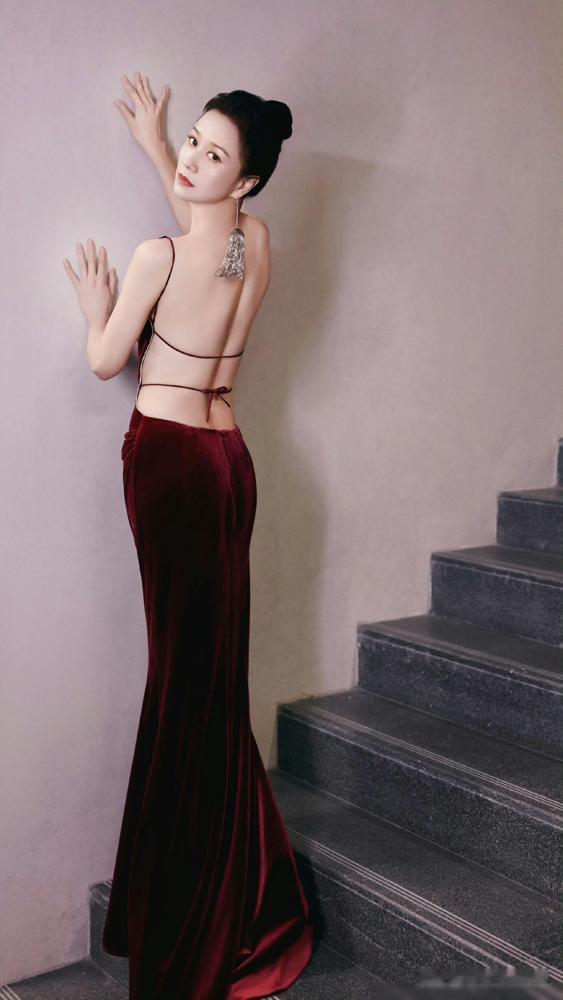 你敢信？47岁倪虹洁穿酒红丝绒裙露美背，当年却因秀身材被家人冷暴力到崩溃
19
