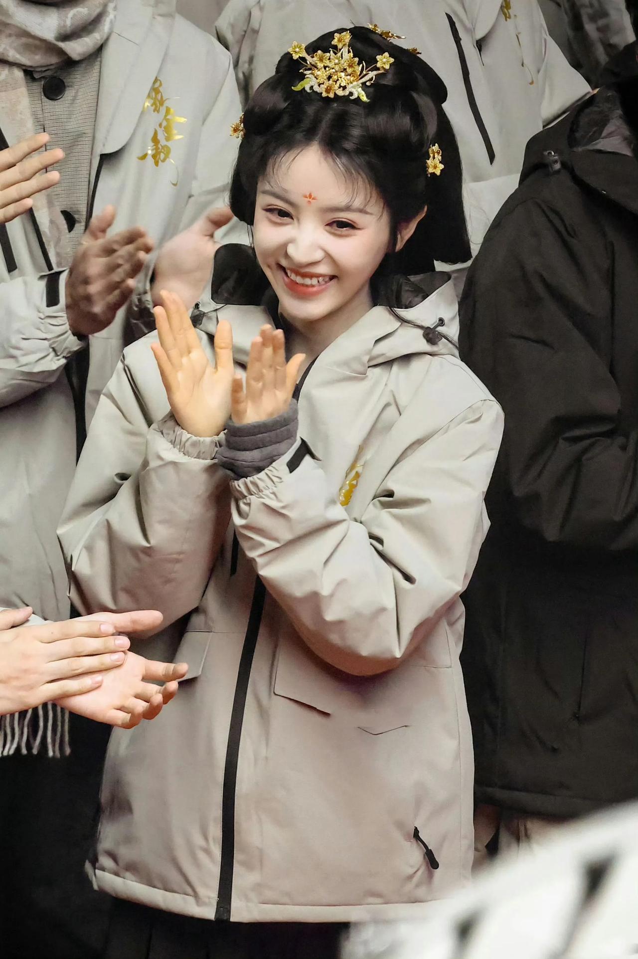 田曦薇新剧《嫁金钗》开机，满头“金钗”惹眼！
《嫁金钗》开机，以为会看到隆重华丽
