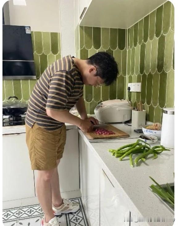 我认为男人应该做家务，这在现代社会不应有什么异议！
老人家曾经说过“女子能顶半边