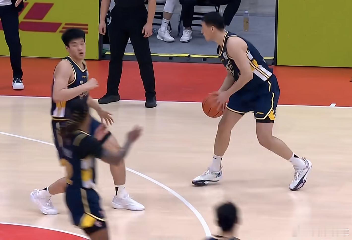 杜润旺这球空位你不敢投啊？三分投不进，篮板抢不到，真不知道在场有什么作用了广东男