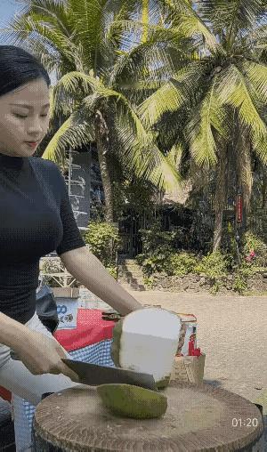 图1：熟练砍椰子的小姐姐，可以说是一气呵成。