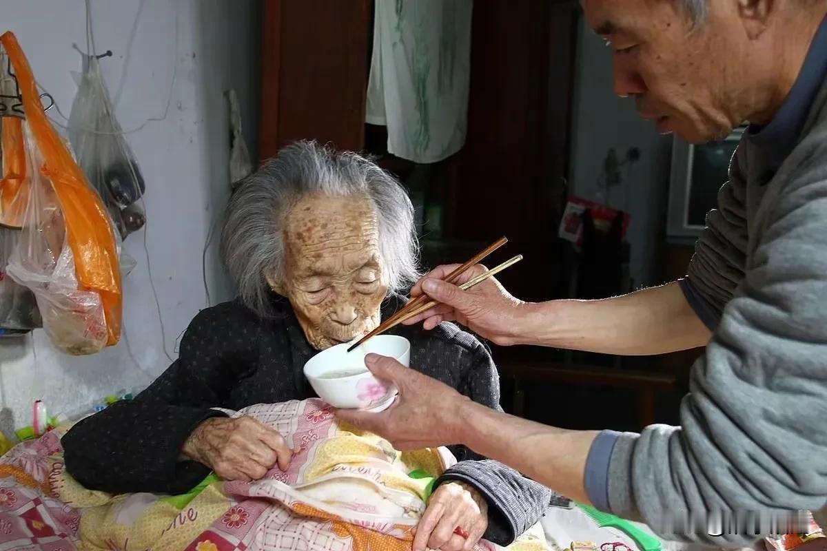 对失能失智的父母能做到以下五点的人，你就是人们常说的大孝子，大孝女：

一、长期