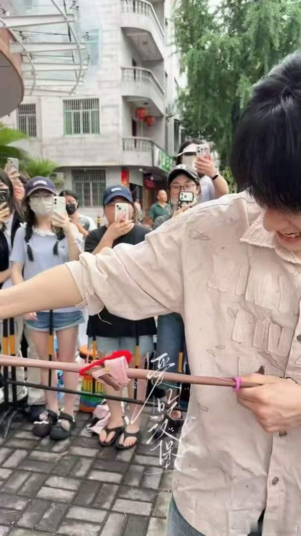 徐振轩为损坏粉丝物品道歉徐振轩回应损坏粉丝物品抛开舆论争议真诚认错，徐振轩发文致