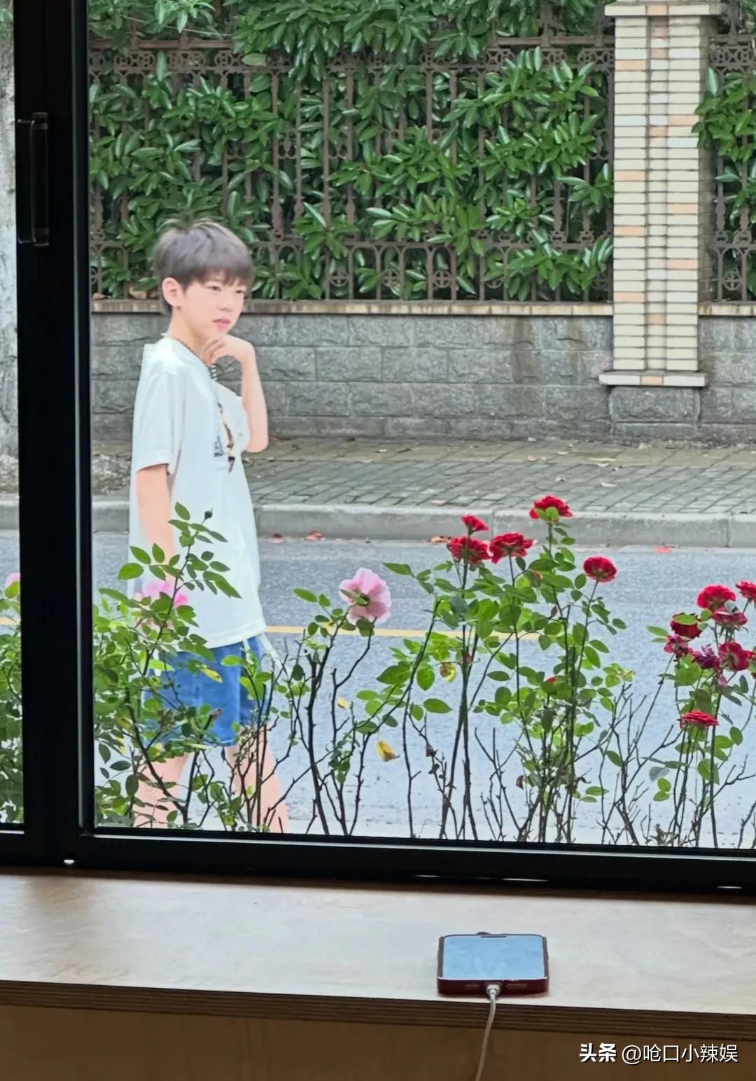 坐着喝咖啡，突然看到嗯哼和甜馨！

这是什么运气！窗前经过一小孩好面熟，原来是嗯