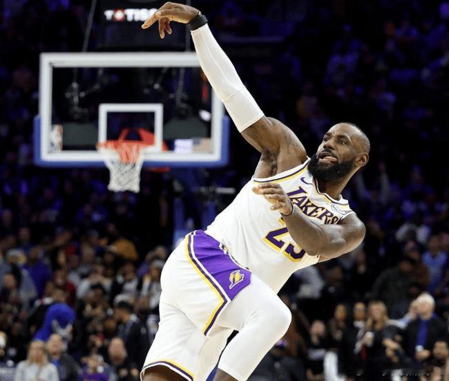 詹姆斯上场得分个位数，今天就爆发了。老巨星都有这样的想证明“自己还能打”的故事。