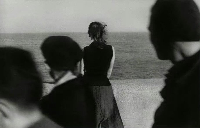 作家雪小禅说过：“人到了一定年纪，是往回收的，收到最后，三两知己、一杯浅茶，把生