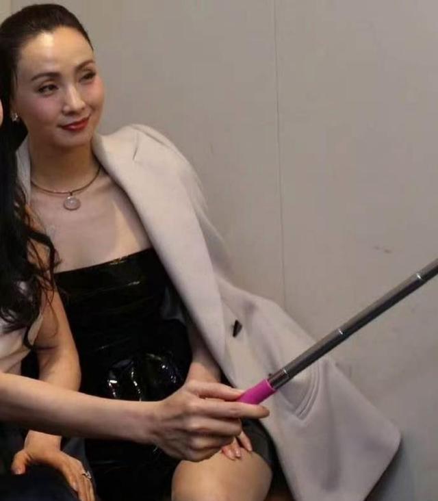 别再盯着陶虹的脸看了。
她50岁那身摄人心魄的“杀伤力”，根子根本不在皮相，在那