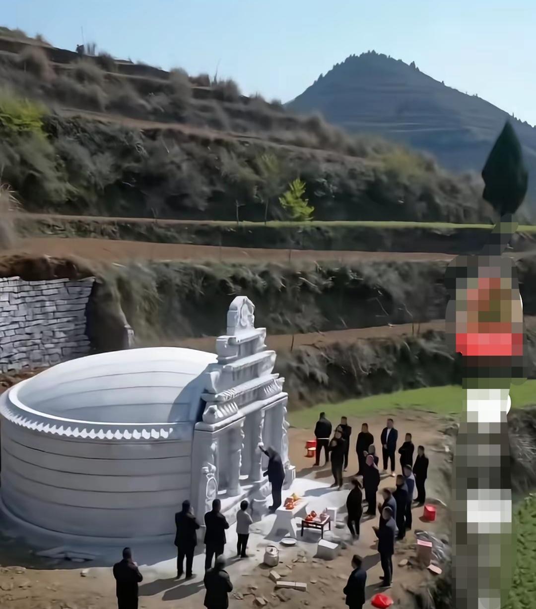 有钱就是好，坟墓修的比房屋还要好