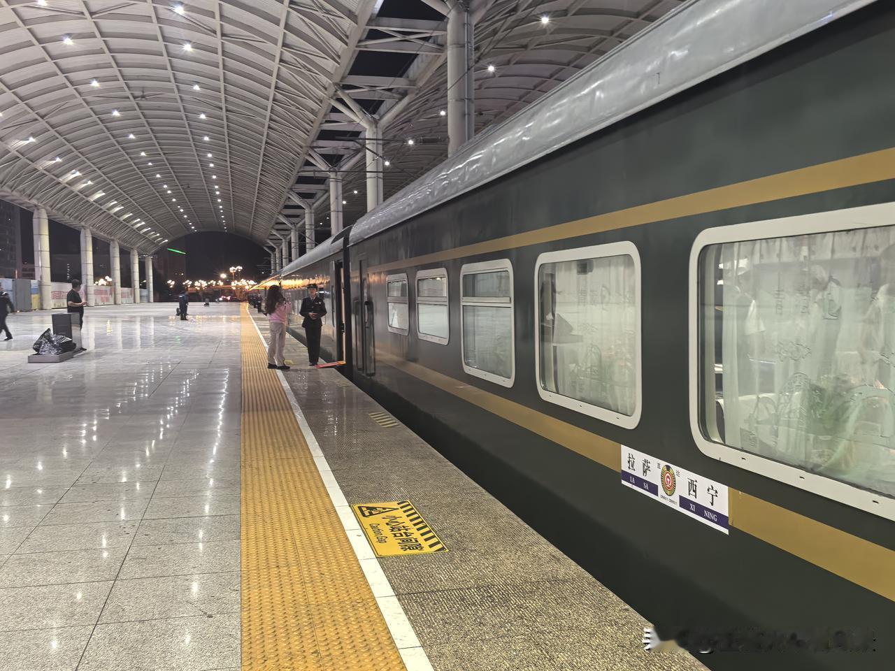 西宁～拉萨，有旅客把带的毛绒玩具放在卧铺车厢，有旅客没买到卧铺用沙滩躺椅找个空闲