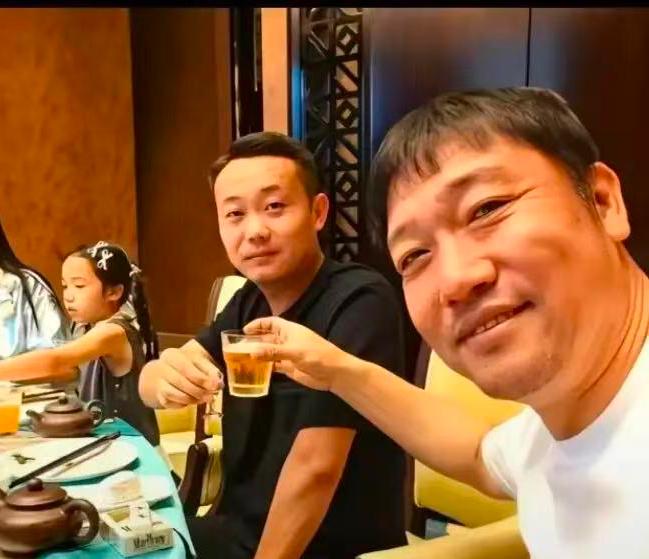 贾冰这次塌房不塌房，不敢说
但有一点敢肯定
那就是，以后他再也不会参加所谓的哥们