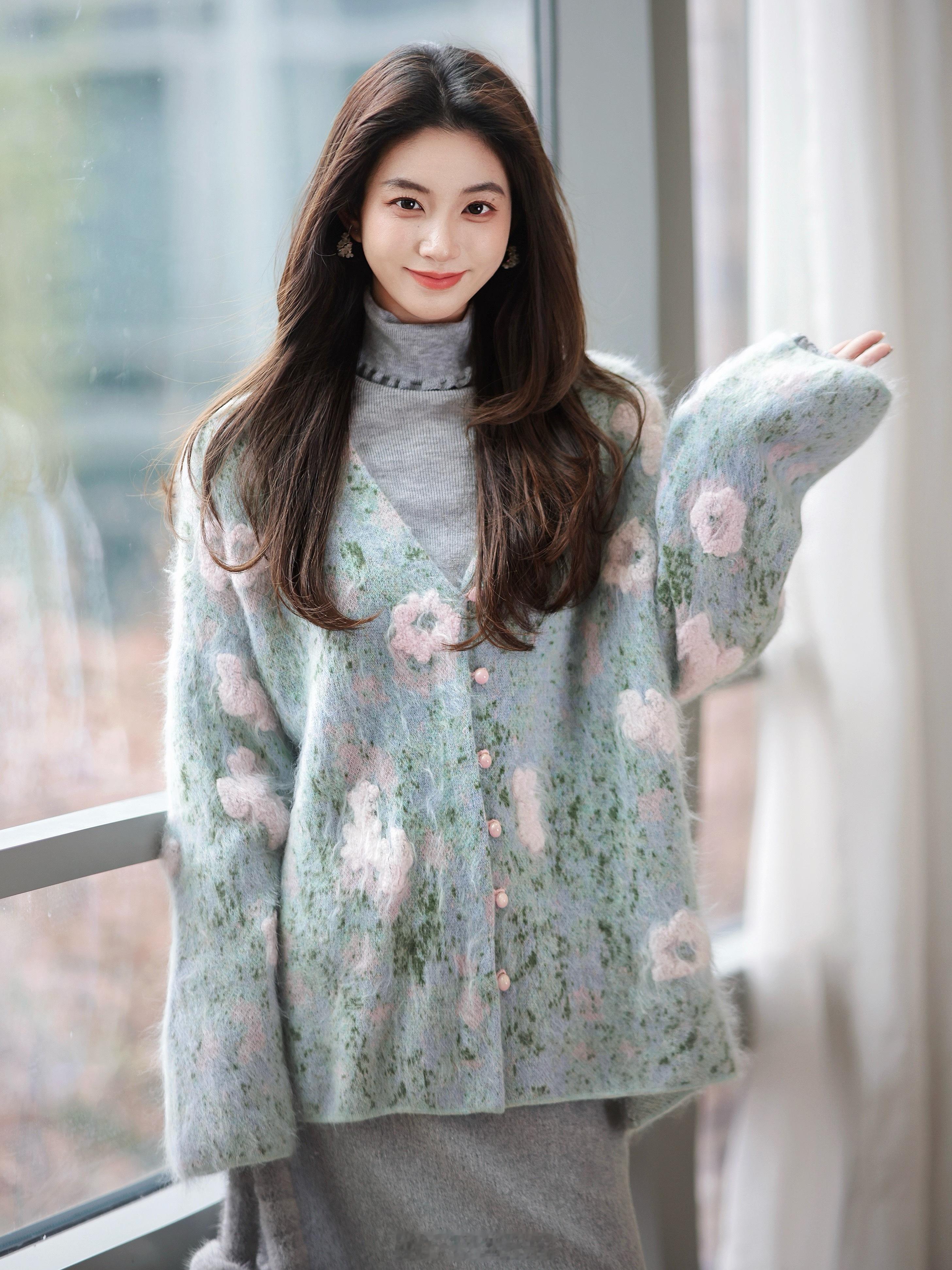 本粒一眼心动的拉毛毛衣！100山羊绒 软糯细腻 肤感赞到不用多讲这个立体绣花 真