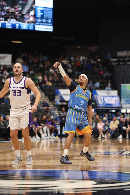 发展联盟德克萨斯传奇背靠背连负国王，第一场105比115负，内姆哈德24中11，