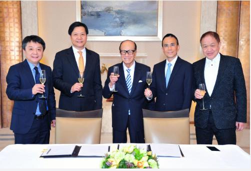 雷军真是高富帅，他和李嘉诚等人合影，他最高他最帅，男神一枚。