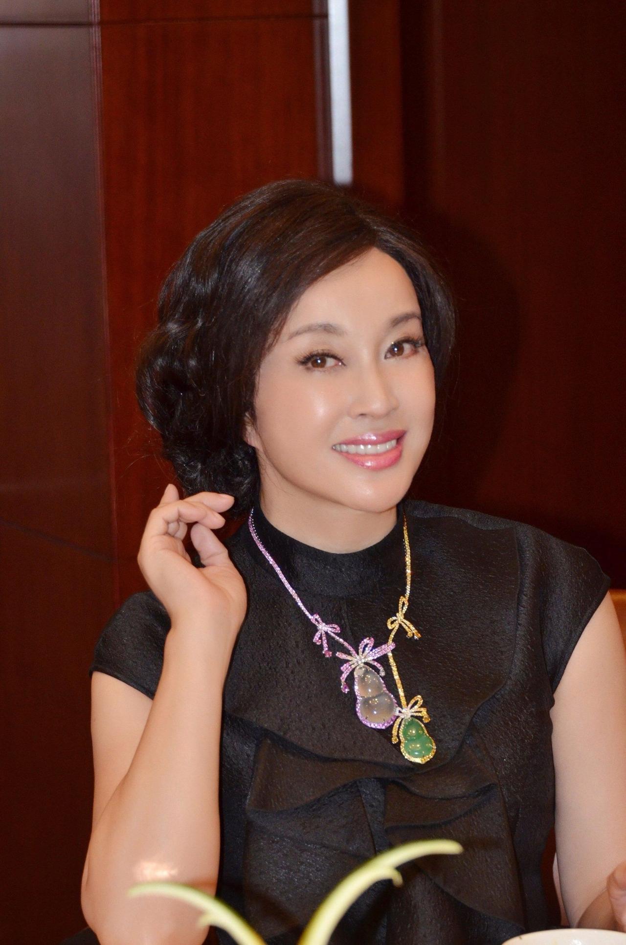 75岁刘晓庆，活出了“逆龄”的真正含义

刷到75岁刘晓庆的近照，真的被惊艳到了