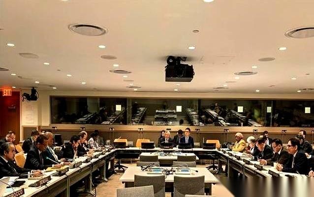 中国在联合国干了件大事。
一声招呼，43个国家的人立马就围了过来。
不是请客吃饭